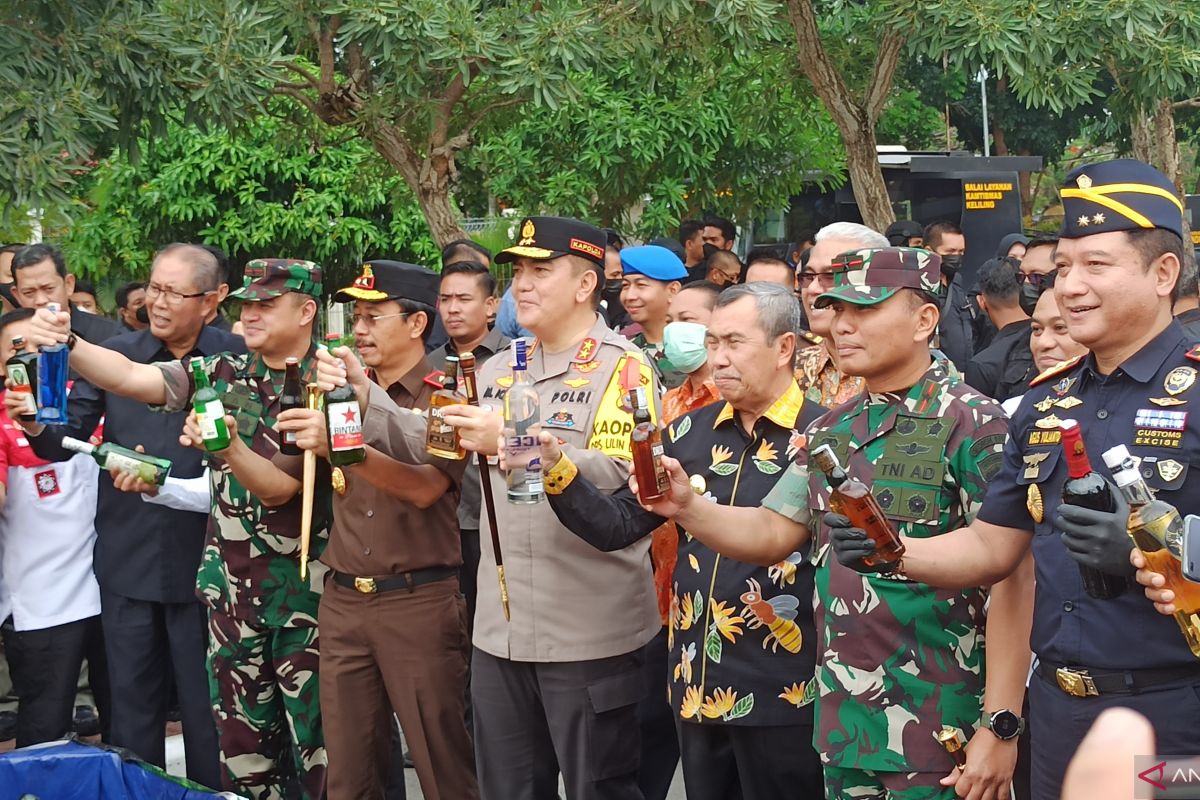 Puluhan ribu miras dan ganja kering dimusnahkan di Mapolda Riau