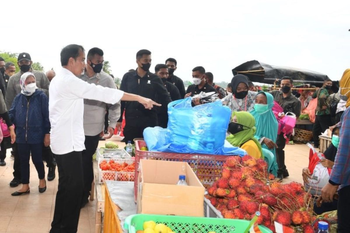 Presiden Jokowi dan Ibu Negara kunjungi Pasar Utan di Sumbawa