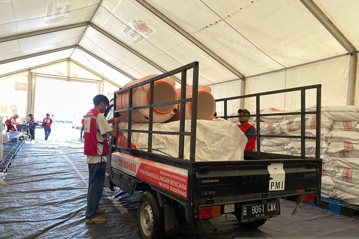 PMI Kota  Tangerang distribusikan tangki air bagi pengungsi di Cianjur