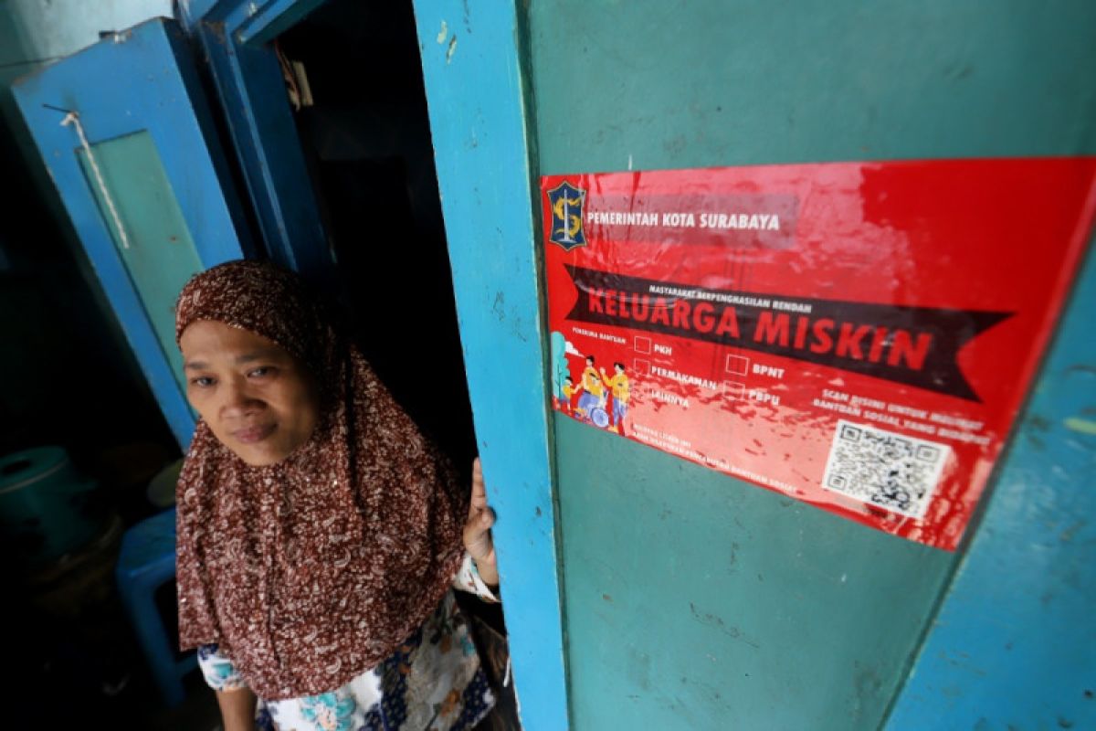 Dinsos Surabaya pasang stiker di rumah penerima bantuan sosial