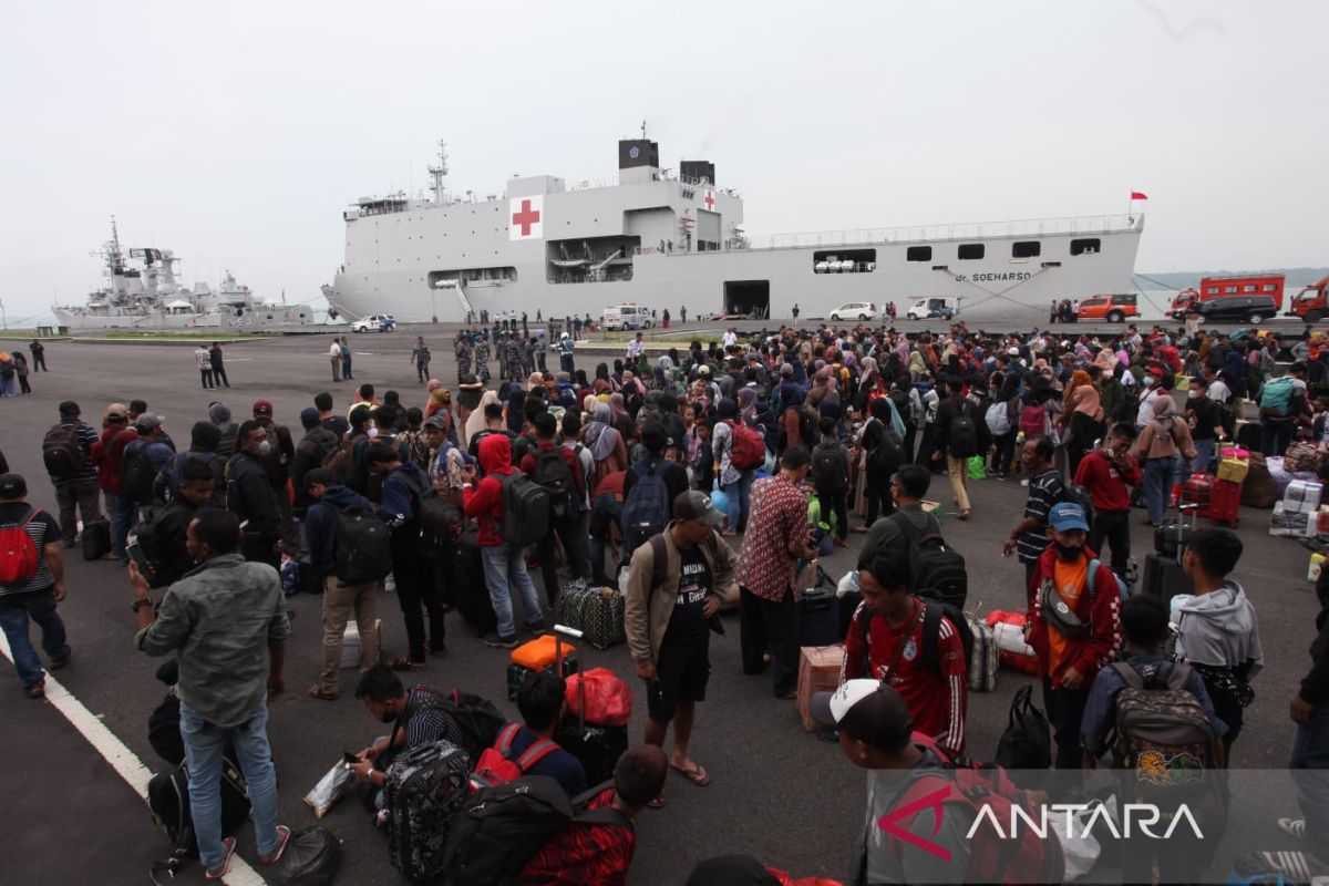 TNI AL kerahkan KRI dr. Soeharso angkut 599 orang ke Pulau Bawean