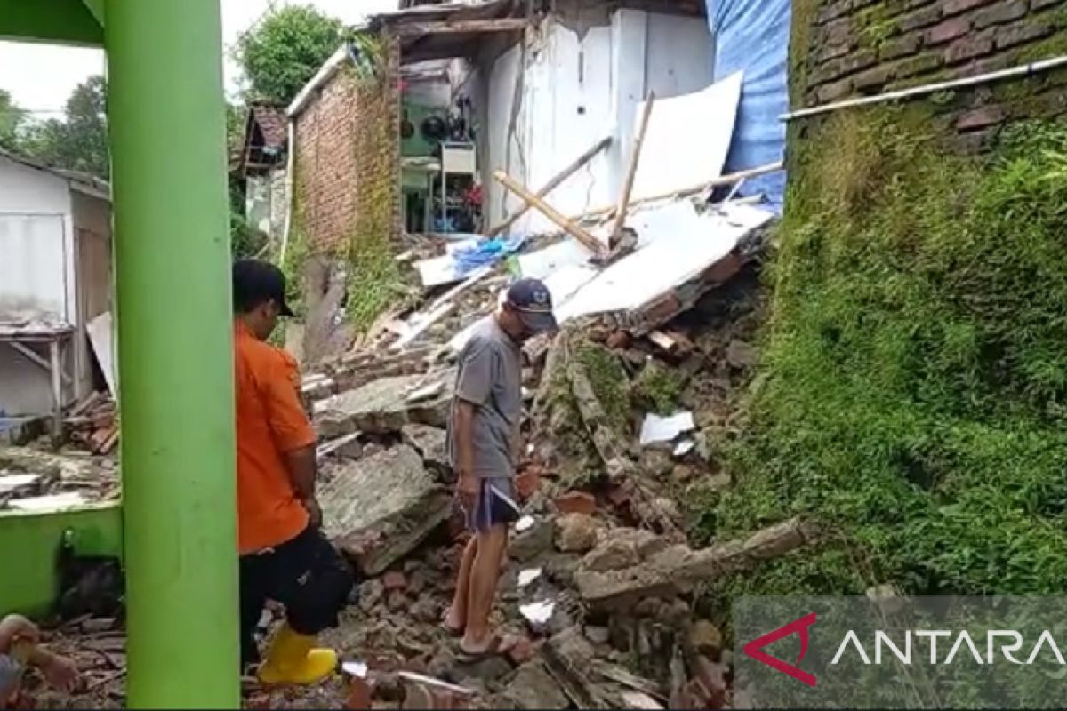 Bencana tanah bergerak di Nyalindung Sukabumi merusak puluhan rumah