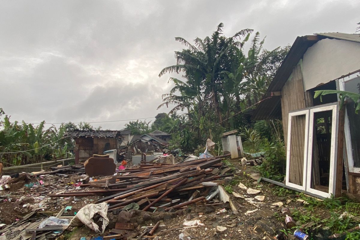 Relawan: Sembako baju dan sampah jadi masalah korban gempa Cianjur