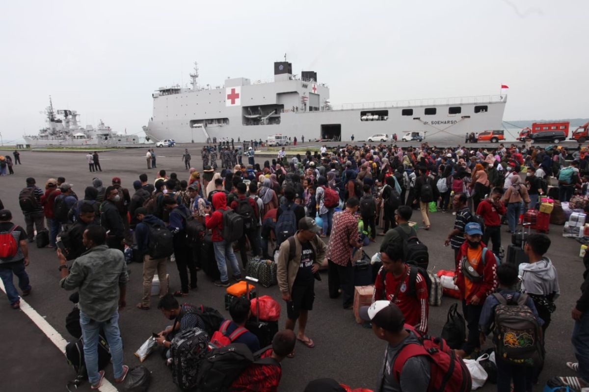 TNI AL operasikan KRI dr. Soeharso angkut 599 orang ke Pulau Bawean