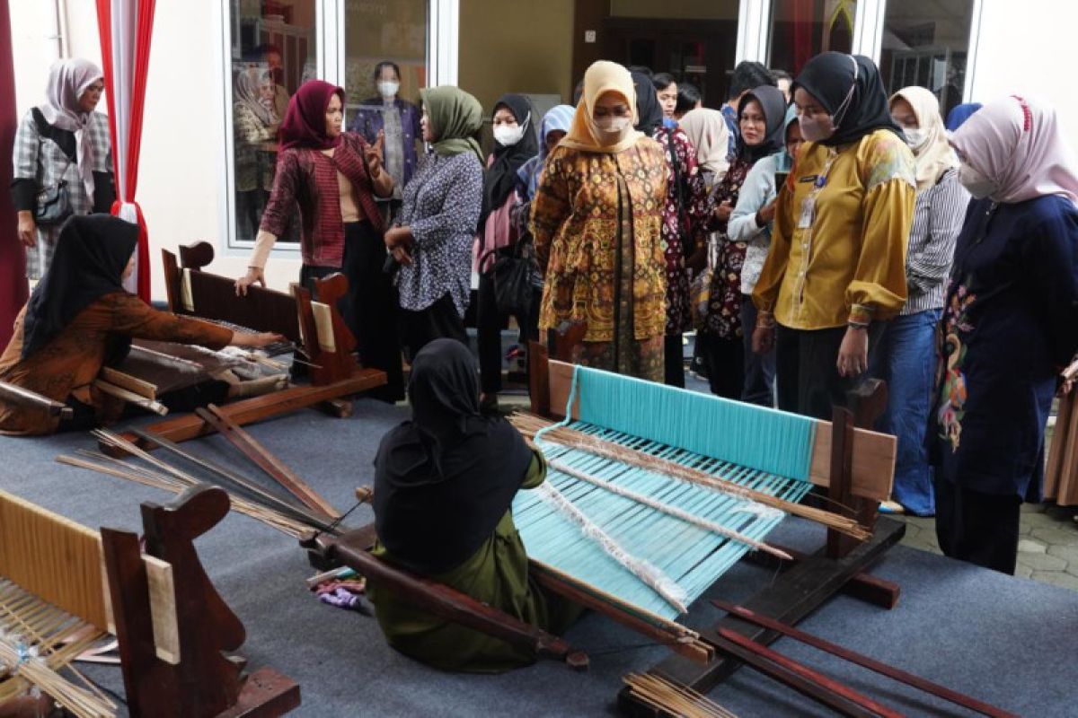 Dekranasda-Bank SumselBabel berikan subsidi harga benang untuk petenun songket
