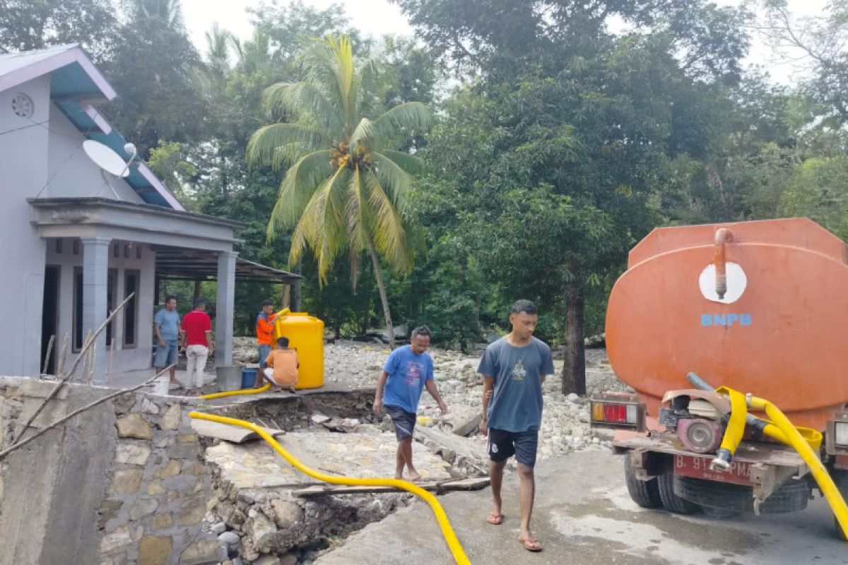 BPBD distributes clean water to Kupang's flood-affected residents