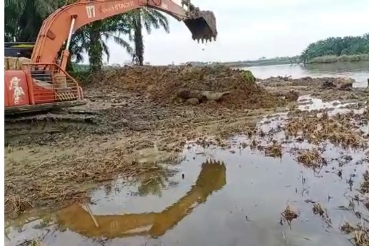 Warga pesisir Aceh Tamiang sewa beko perbaiki tanggul jebol