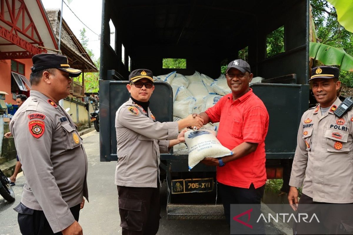 Kapolresta Pulau Ambon bantu 150 karung beras untuk pengungsi Kariuw