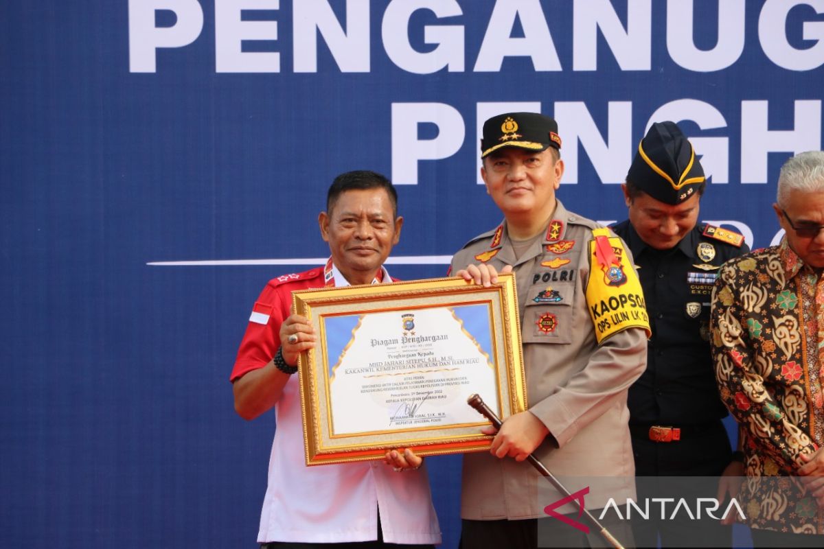 Kado akhir tahun 2022, Kepala Kanwil Kemenkumham Riau terima penghargaan dari Kapolda Riau