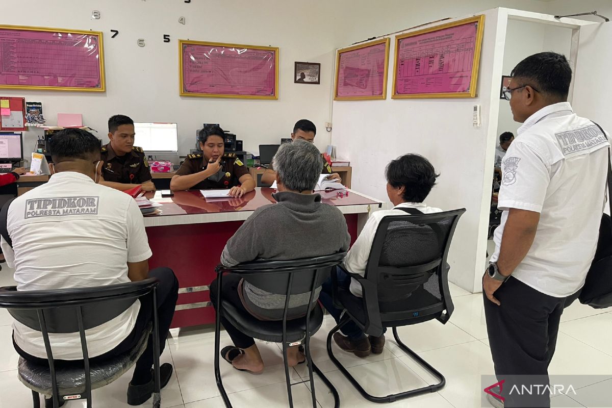 Polresta Mataram melimpahkan tersangka pungli sewa kios pasar ke jaksa
