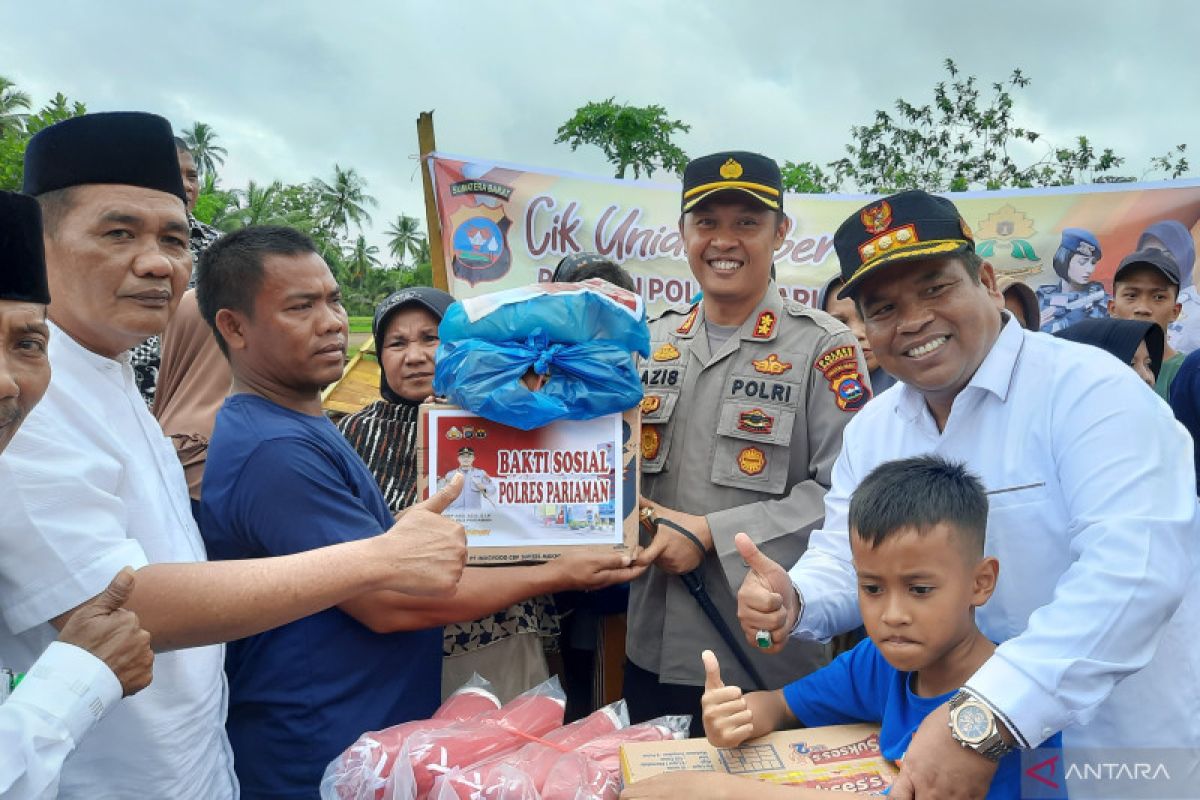 Polisi beri bantuan korban bencana puting beliung di Padang Pariaman