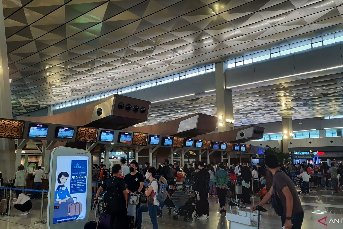 Arus pergerakan penumpang di Bandara Soekarno-Hatta terpantau ramai