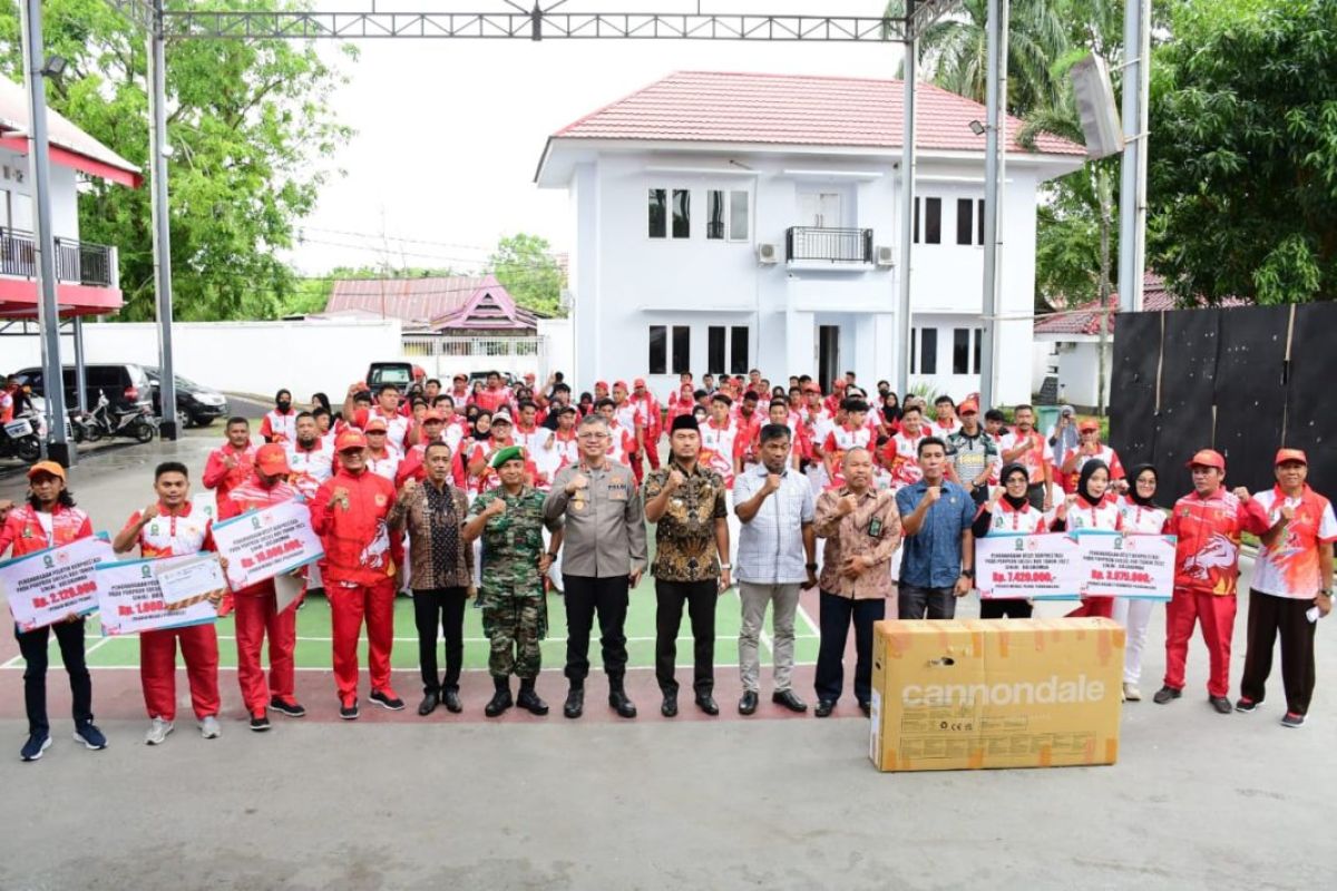 Bupati Sinjai serahkan bonus kepada atlet senilai Rp1,49 miliar