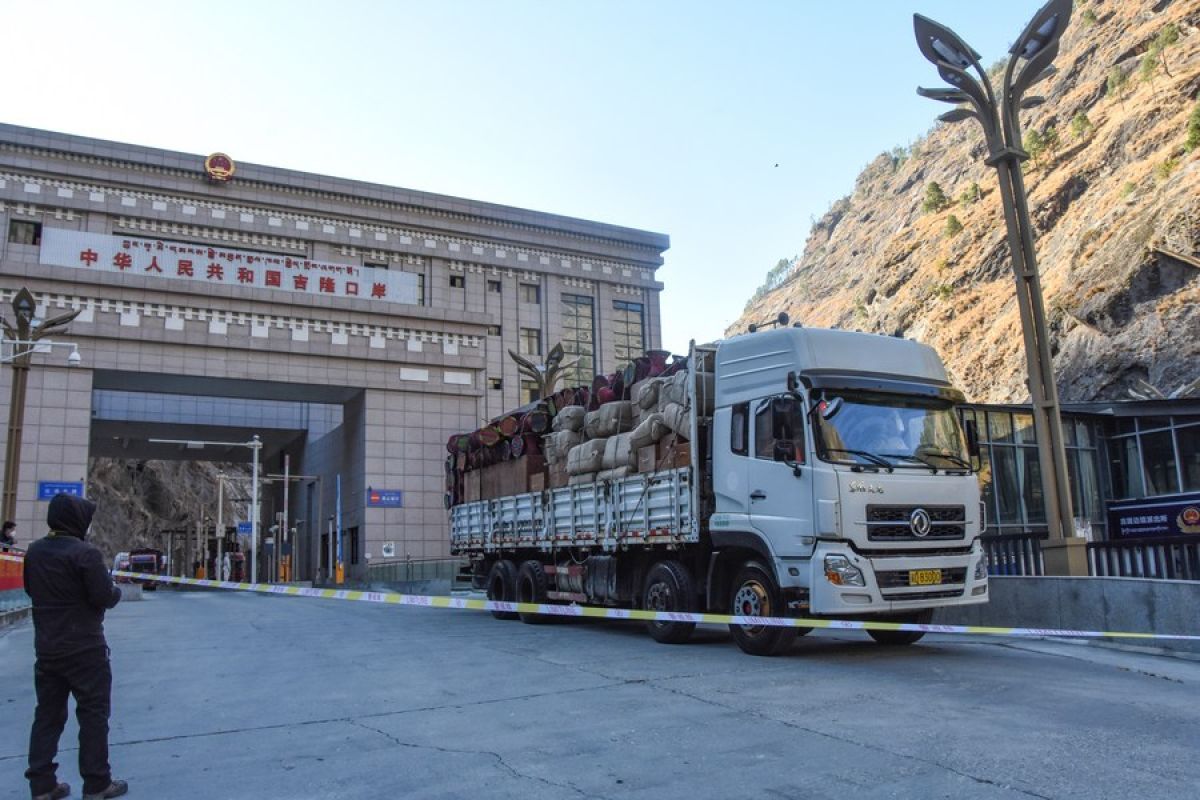 Perbatasan darat terbesar China-Nepal lanjutkan kembali perdagangan