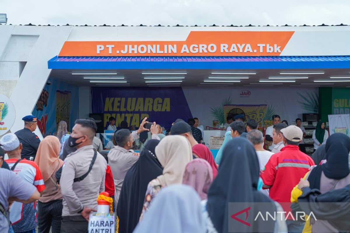 Masyarakat Tanah Bumbu manfaatkan bazar murah PT Jhonlin Group