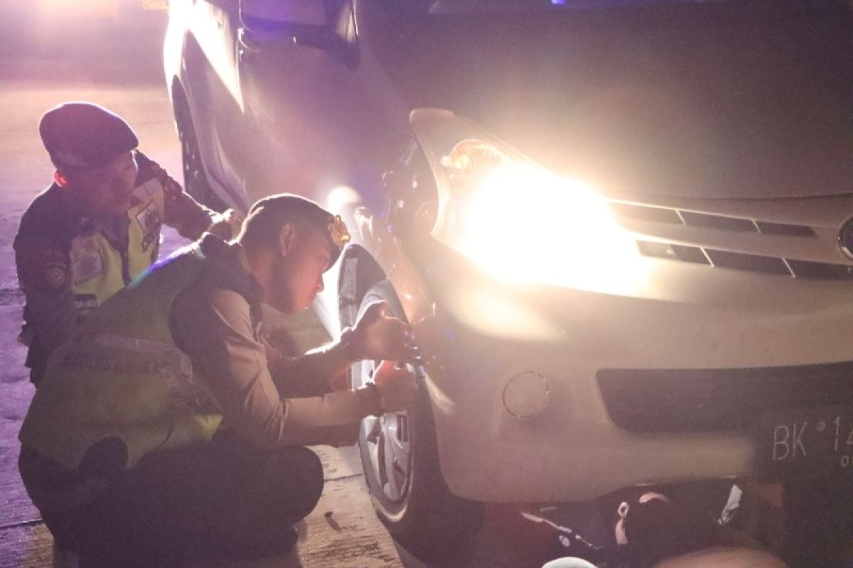 Personel Polres Simalungun bantu mobil pecah bumper