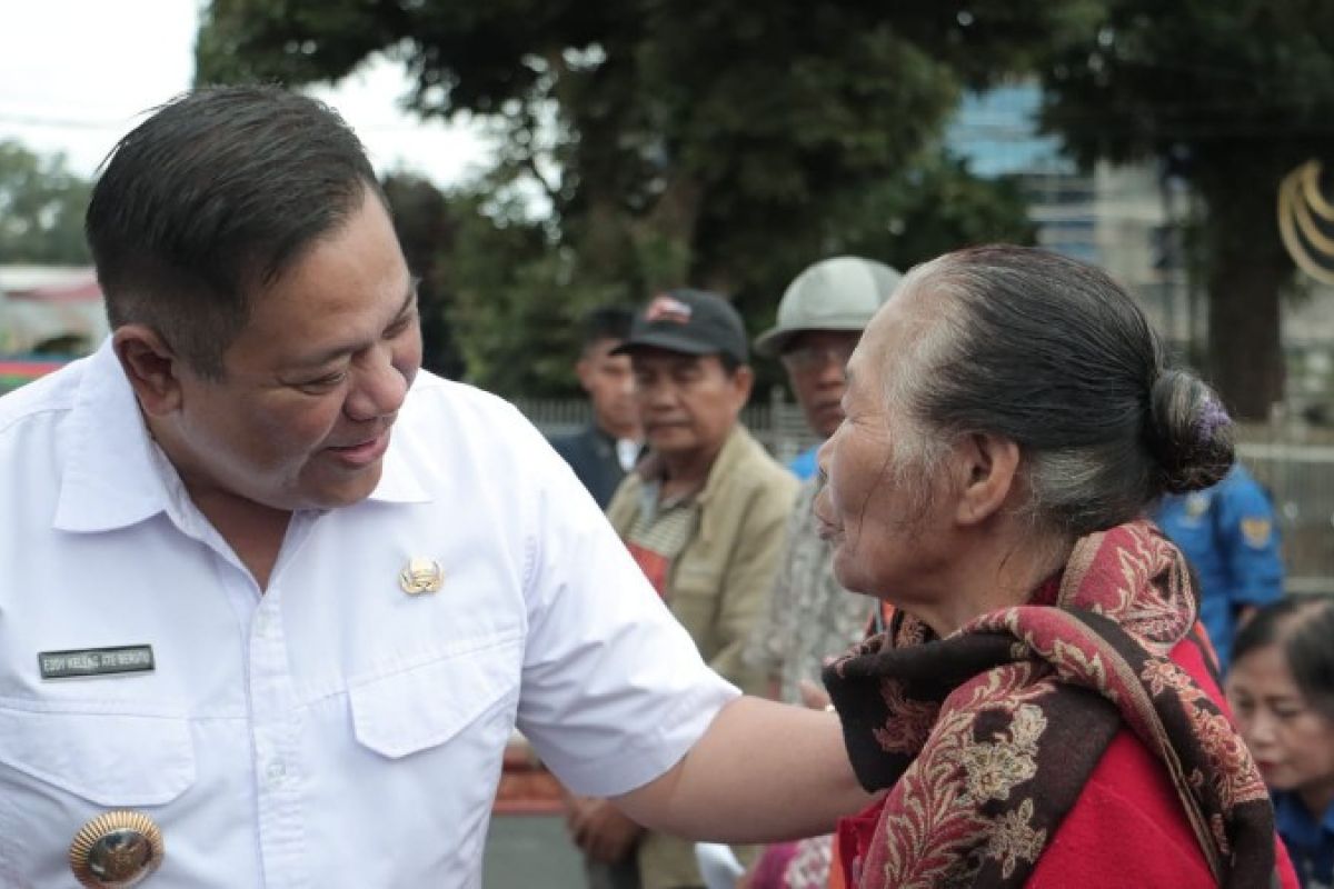 Bupati Eddy Berutu dengan DPD KNPI berbagi tali kasih untuk lansia