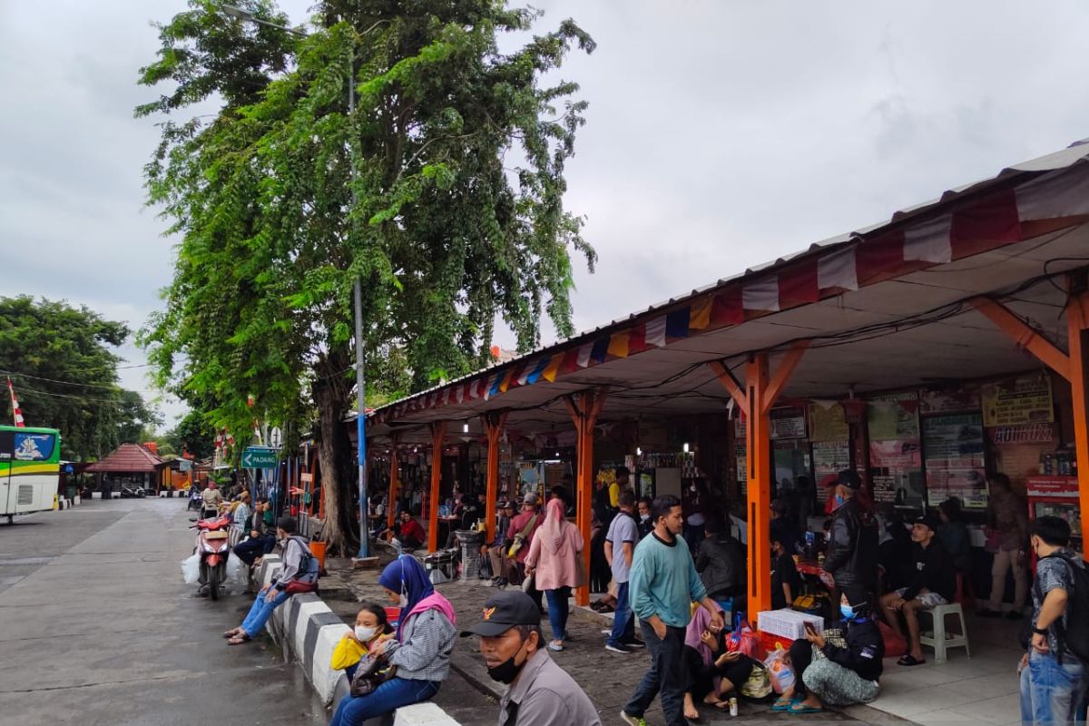 Penumpang masih padati Terminal Kalideres