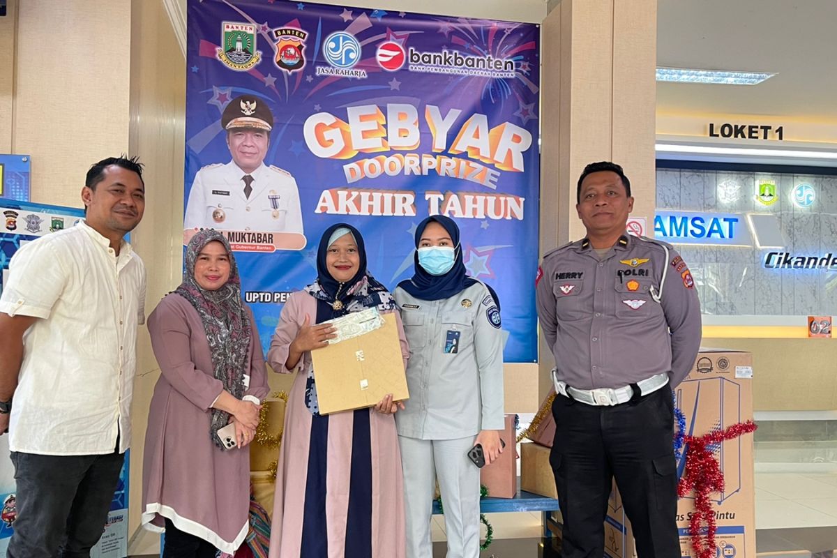 Bapenda bersama Jasa Raharja bagikan doorprize kepada wajib pajak taat bayar PKB tepat waktu