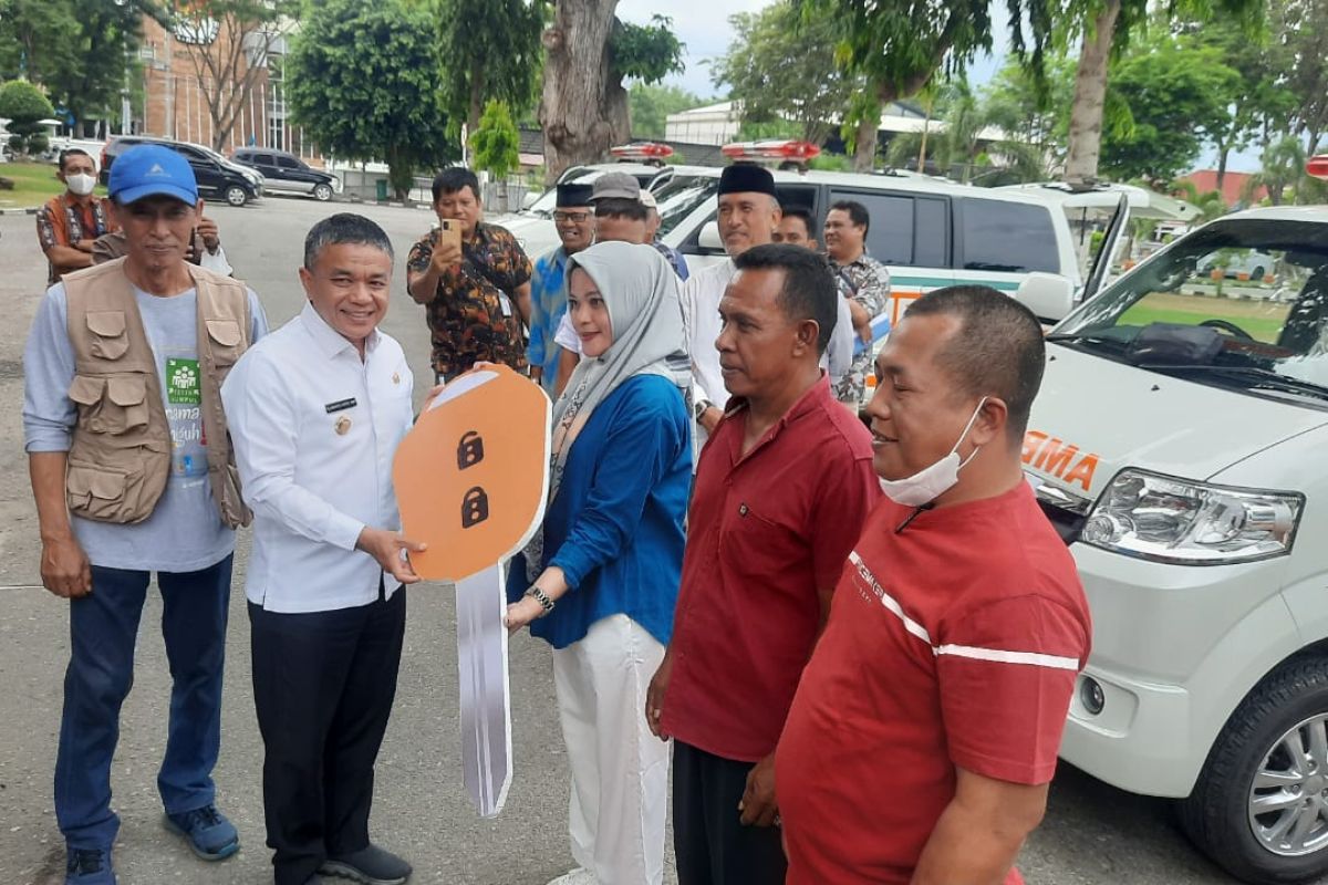 Pemerintah Kota Palu  berikan bantuan ambulans ke lima kelurahan