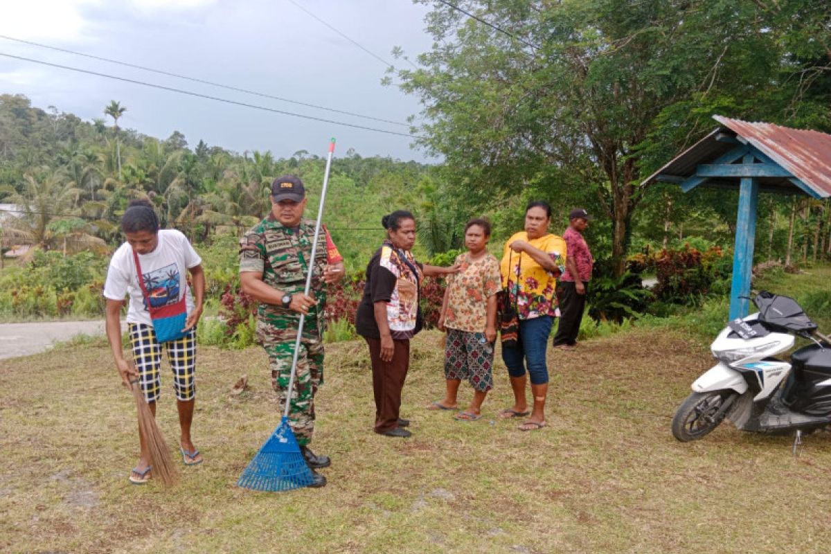 Koramil Biak Kota bersihkan balai kampung