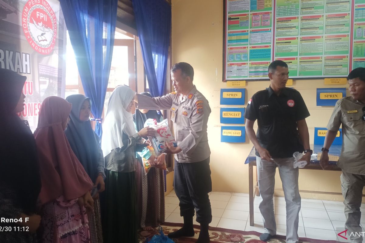 Jelang akhir tahun, berbagi berkah di Polsek Kualuhhulu