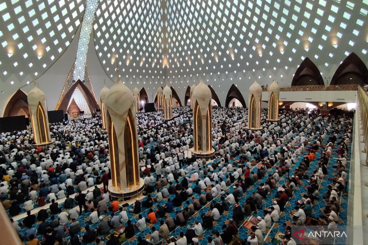Masjid Al Jabbar Bandung dipenuhi jamaah saat Shalat Jumat perdana