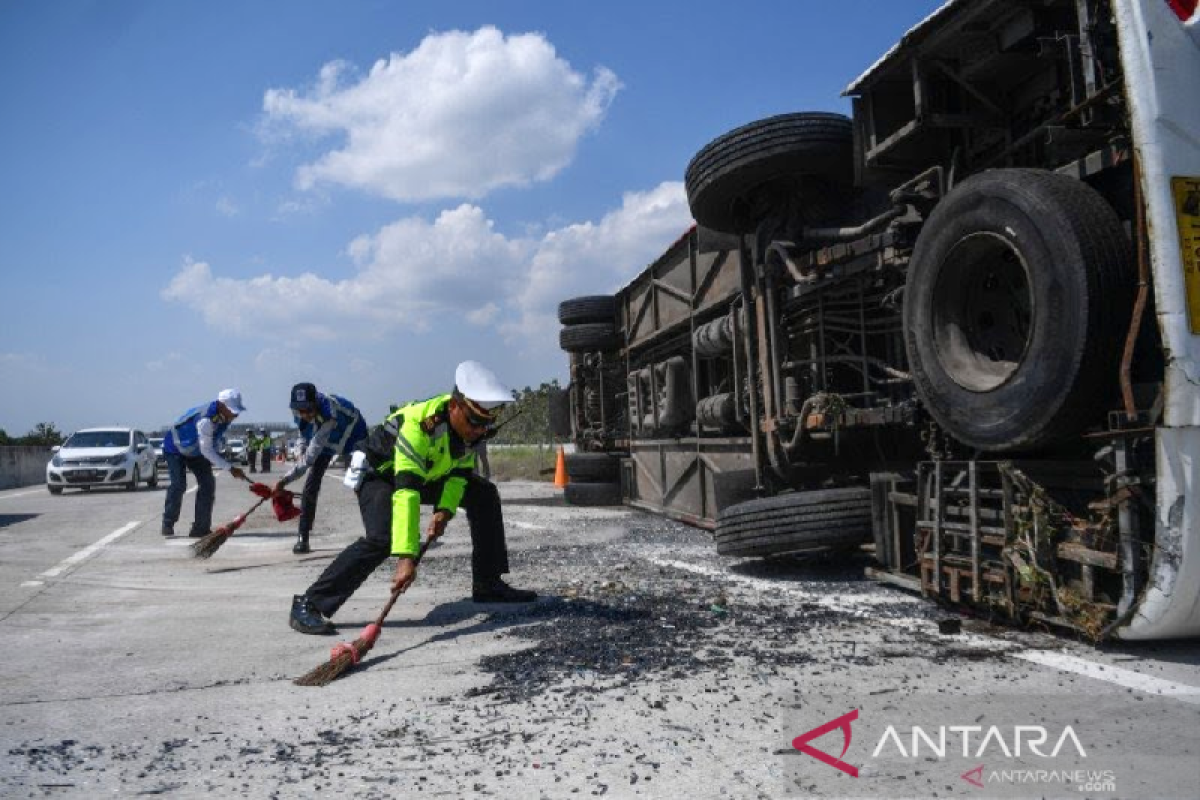 Lima orang meninggal dunia akibat tabrakan bus dan truk di Hokkaido