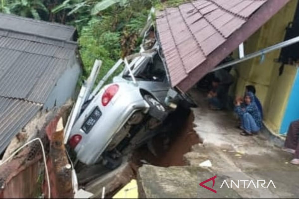 Dua mobil rusak terbawa longsor di Cisarua Bogor