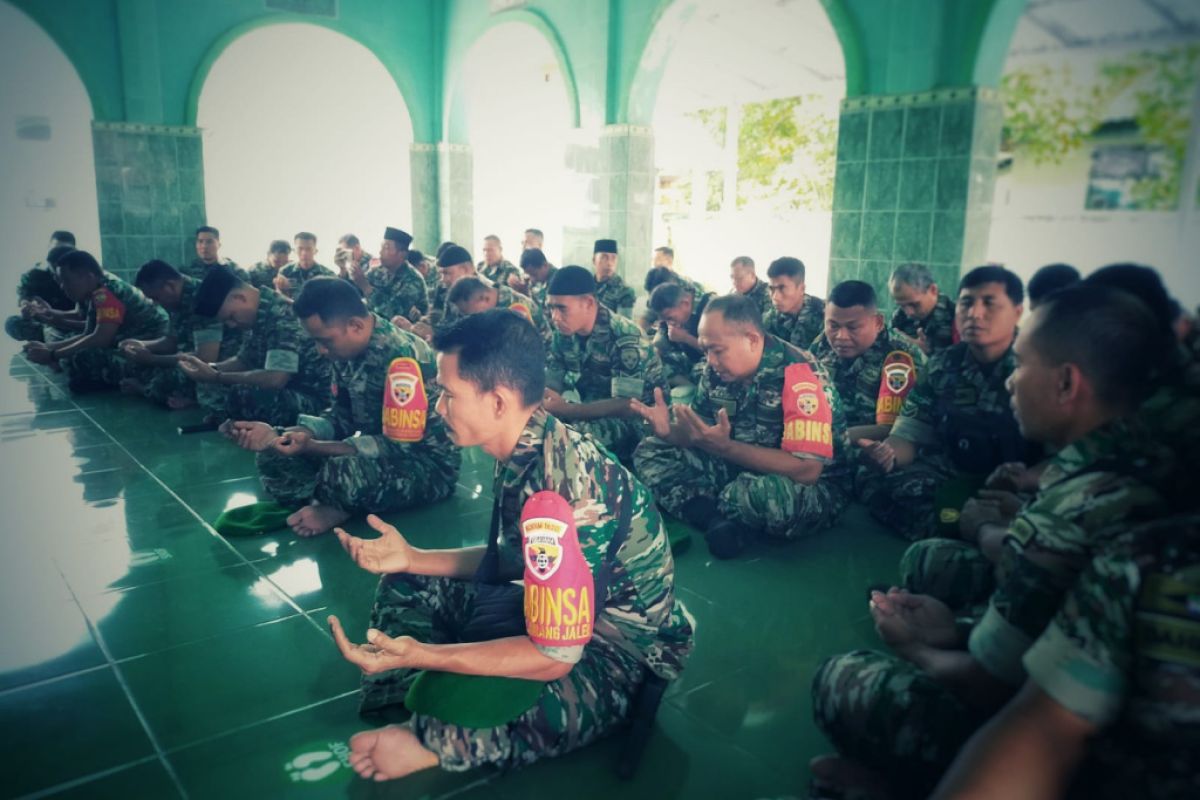 TNI di Lombok Tengah menggelar renungan jelang Tahun Baru 2023