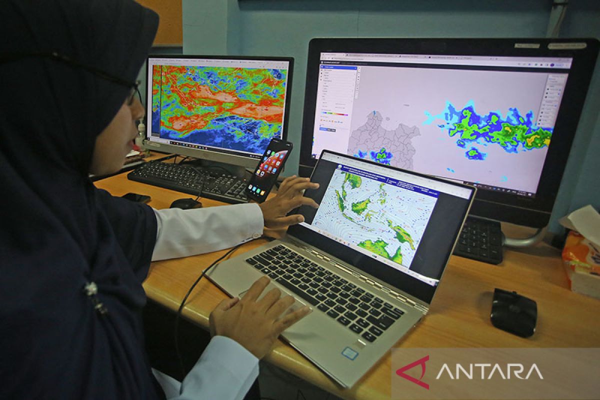 Sebagian besar wilayah Banten diprakirakan hujan disertai angin dan petir