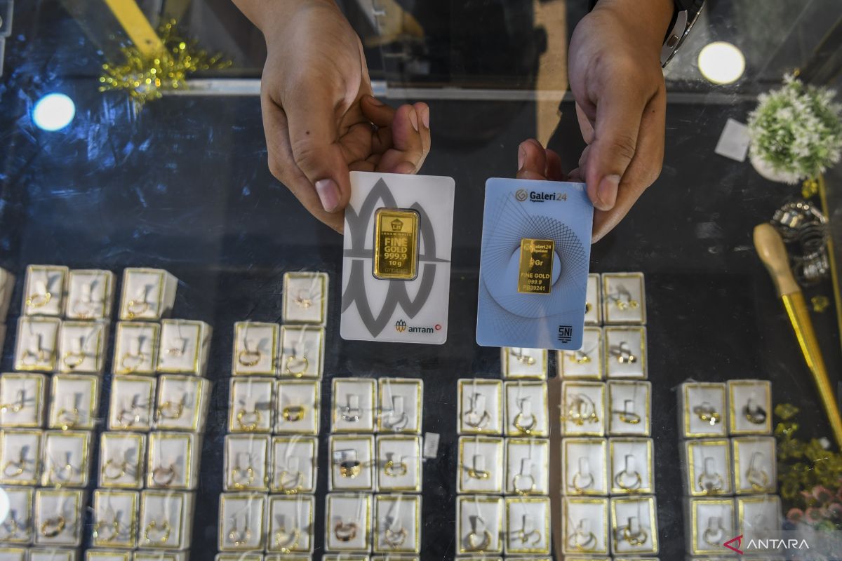 Harga emas Antam hari ini naik Rp4.000 per gram
