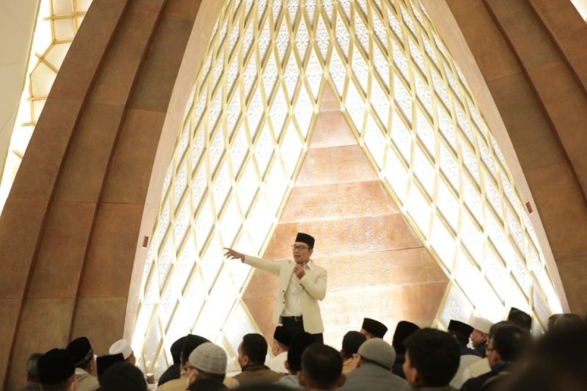 Ribuan ASN Pemprov Jabar "operasi semut" rapikan area Masjid Al-Jabbar