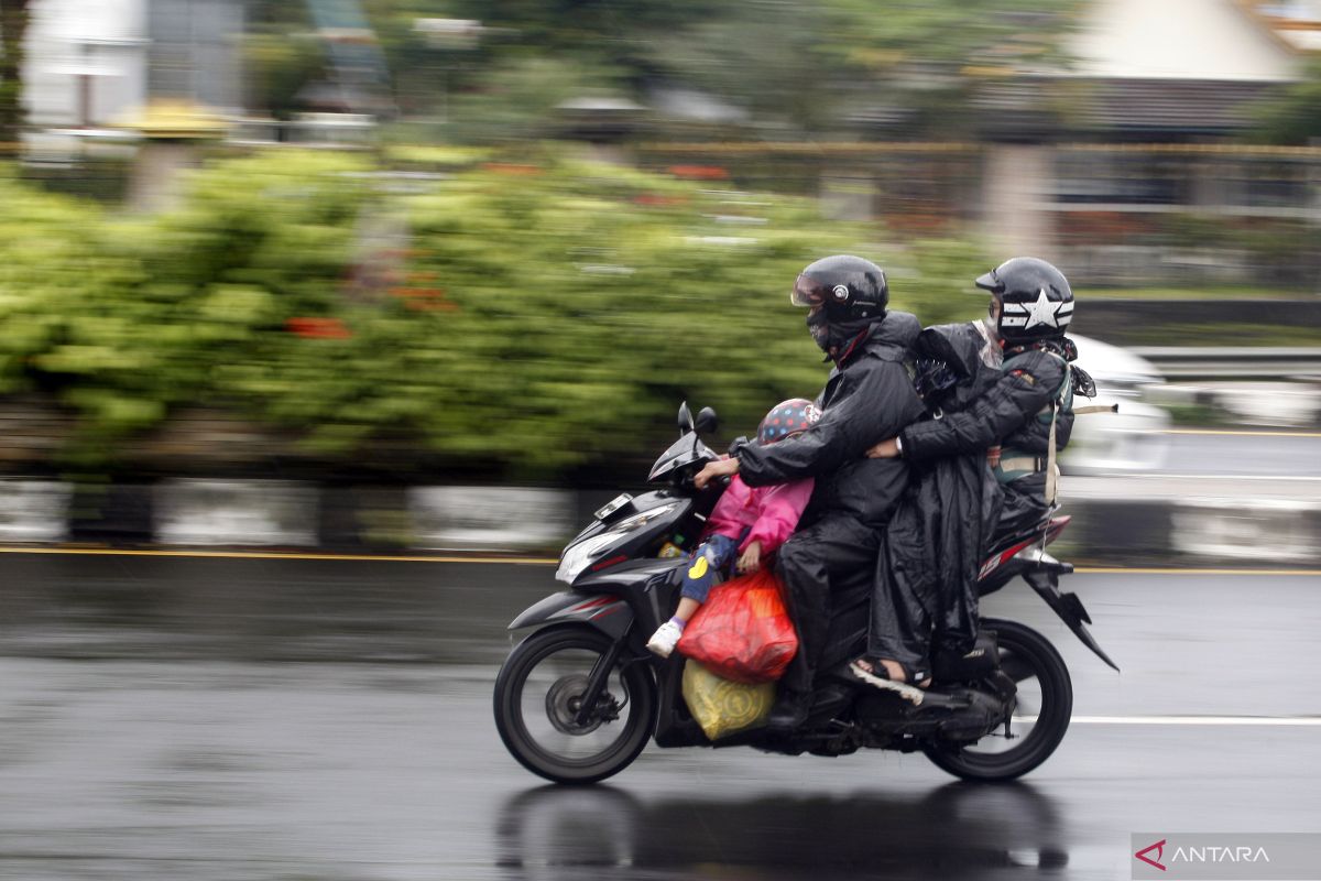 Sebagian besar wilayah Indonesia berpotensi hujan