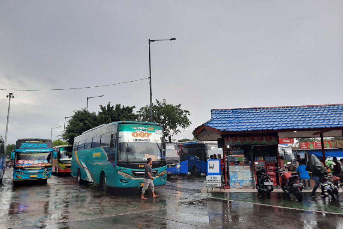 Pengelola Terminal Bus Kalideres lakukan pemeriksaan kelayakan bus