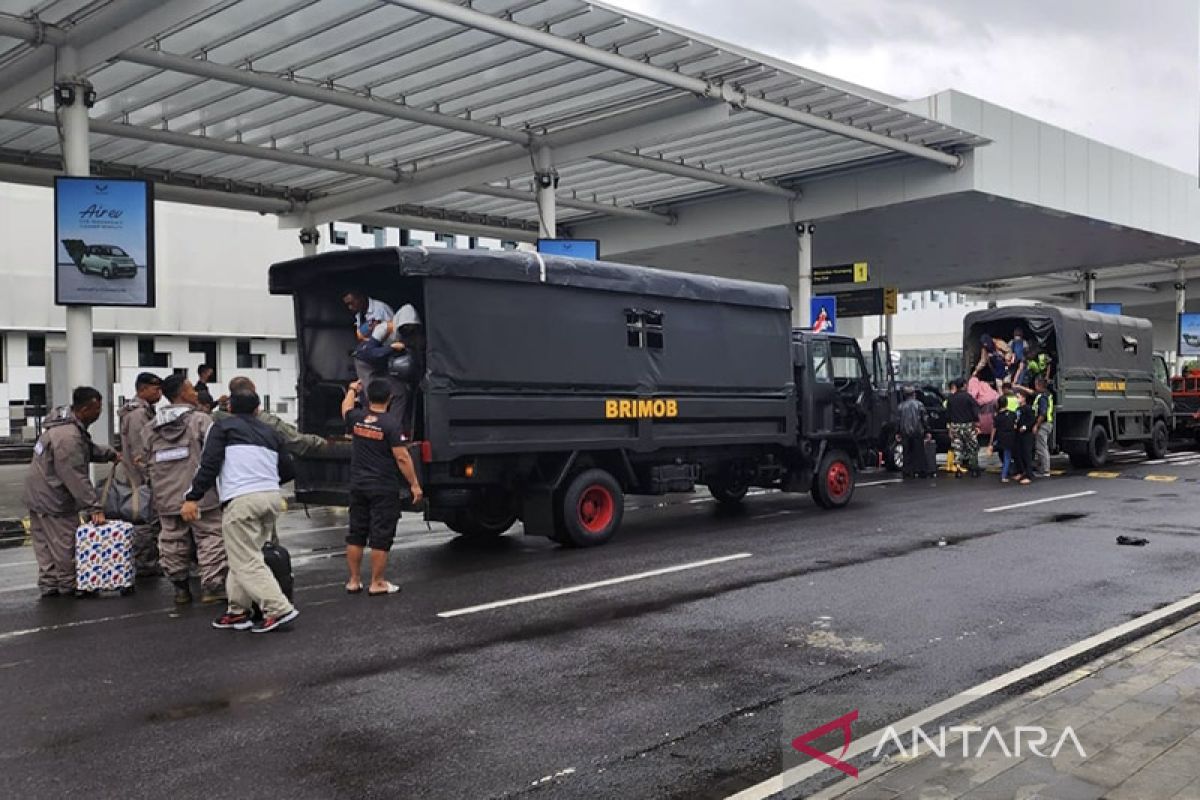 Cuaca buruk, belasan penerbangan di Bandara Semarang terdampak