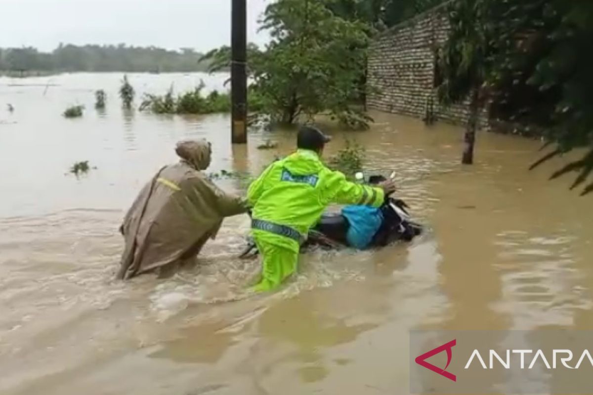 Hujan deras, banjir di Bangkalan meluas ke tiga kecamatan