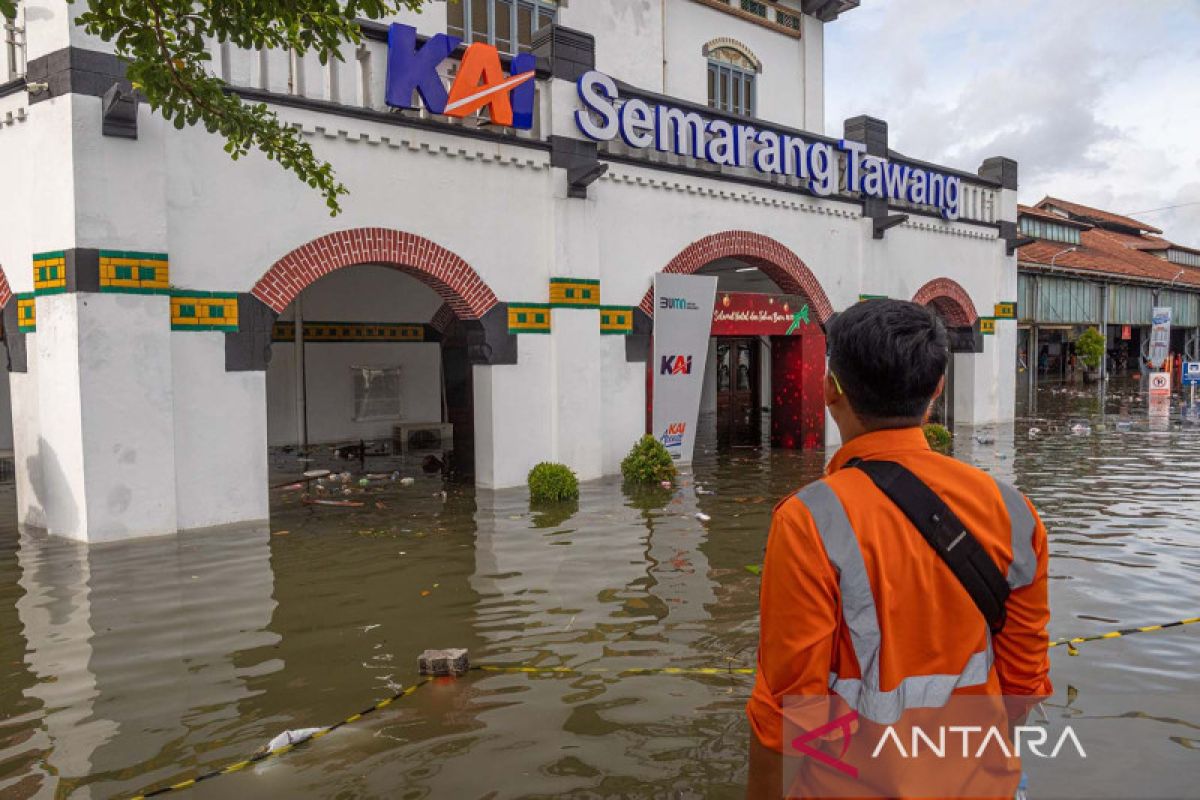 12 perjalanan KA jalur Utara Jateng terganggu banjir Semarang