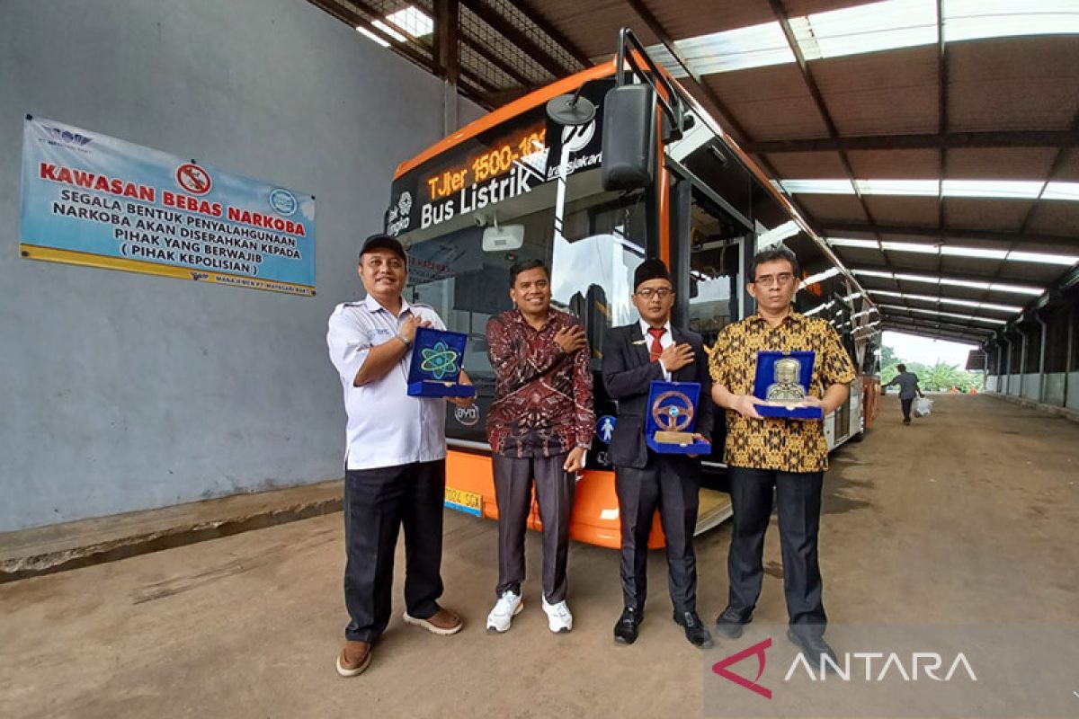 Mayasari Bakti raih penghargaan di ajang "Operator Award" TransJakarta