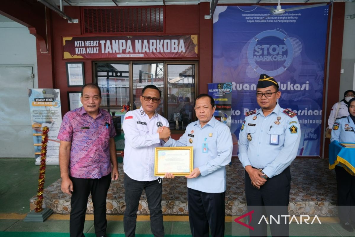 Kakanwil Kemenkumham Babel terima penghargaan dari BNNP Bangka Belitung