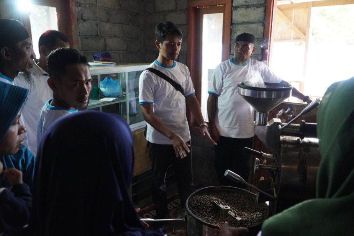 Pelatihan PLN meningkatkan produksi petani kopi Gunung Tambora NTB