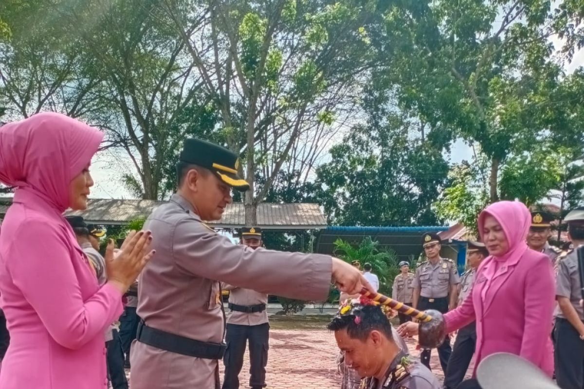 Kapolres Langkat pimpin upacara kenaikan pangkat 59 personel