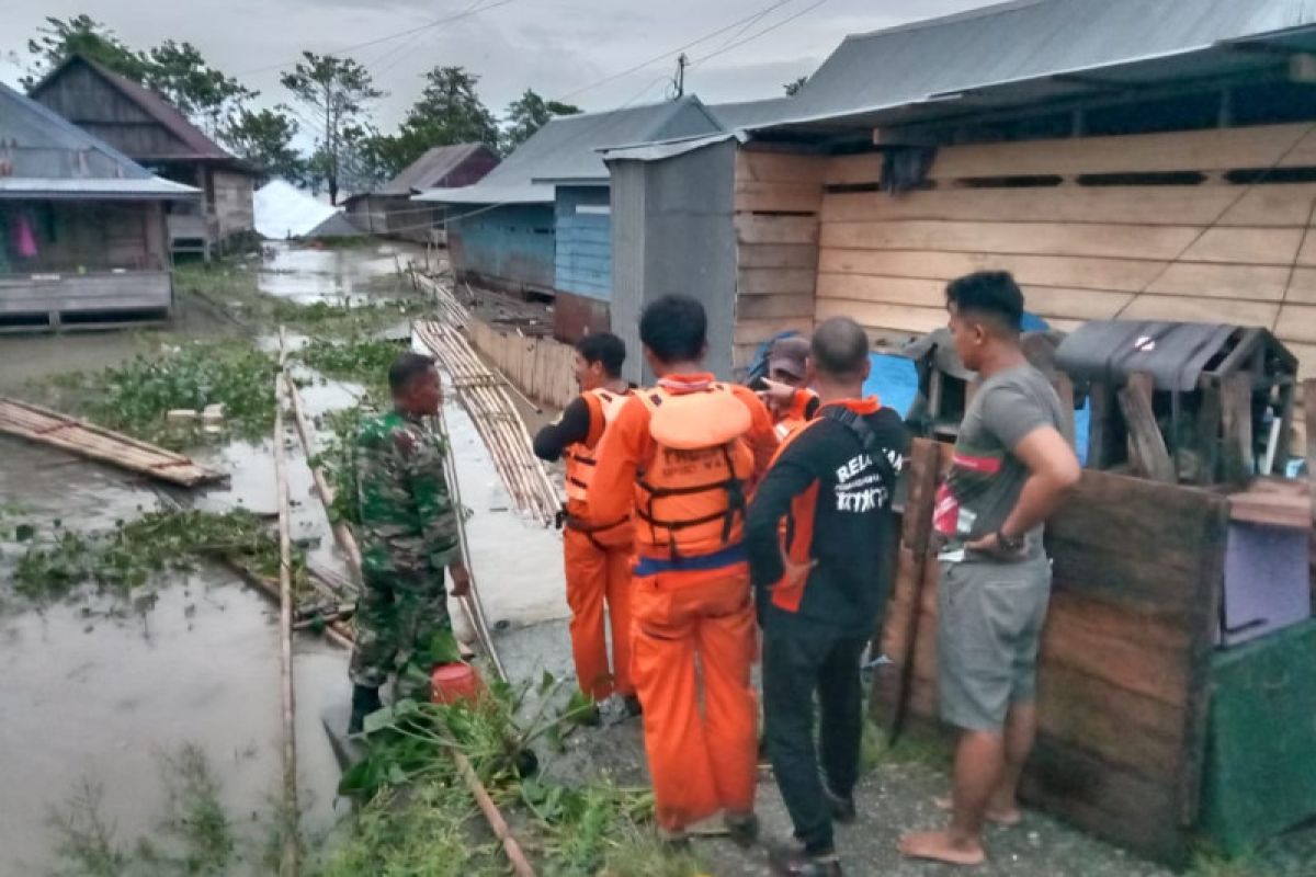 Tim terpadu gerak cepat evakuasi rumah roboh di Sengkang Wajo