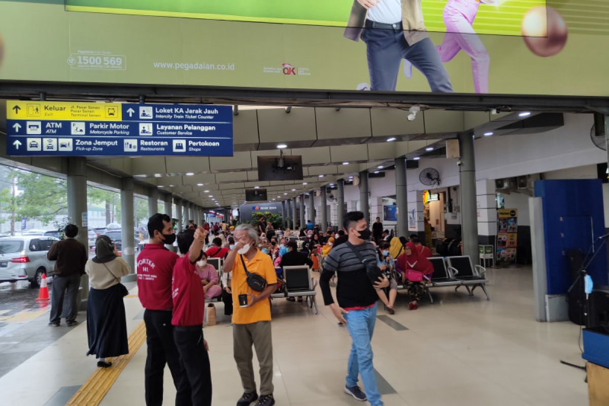 Keberangkatan penumpang dari Stasiun Pasar Senen dekati normal
