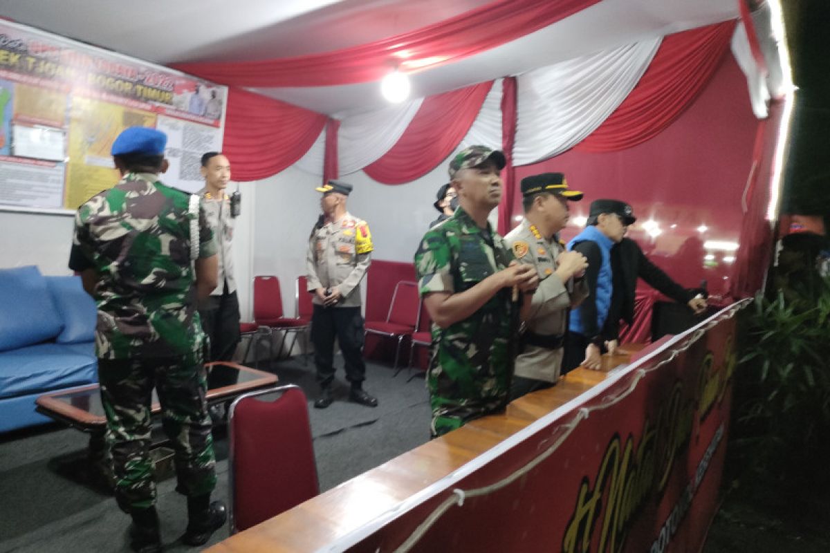 Petugas gabungan Kota Bogor patroli tempat kerumunan malam tahun baru 2023