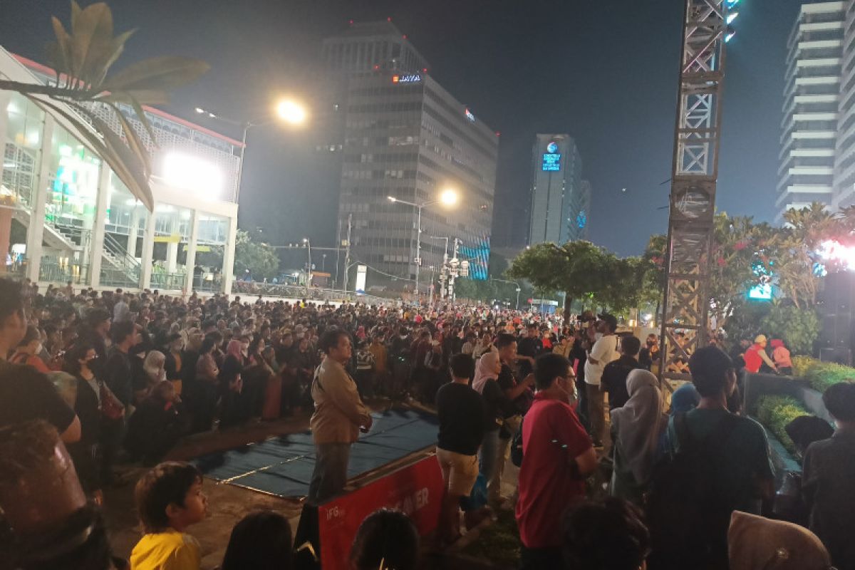 Warga menyemut di Sarinah Thamrin Jakarta menantikan Tahun Baru 2023