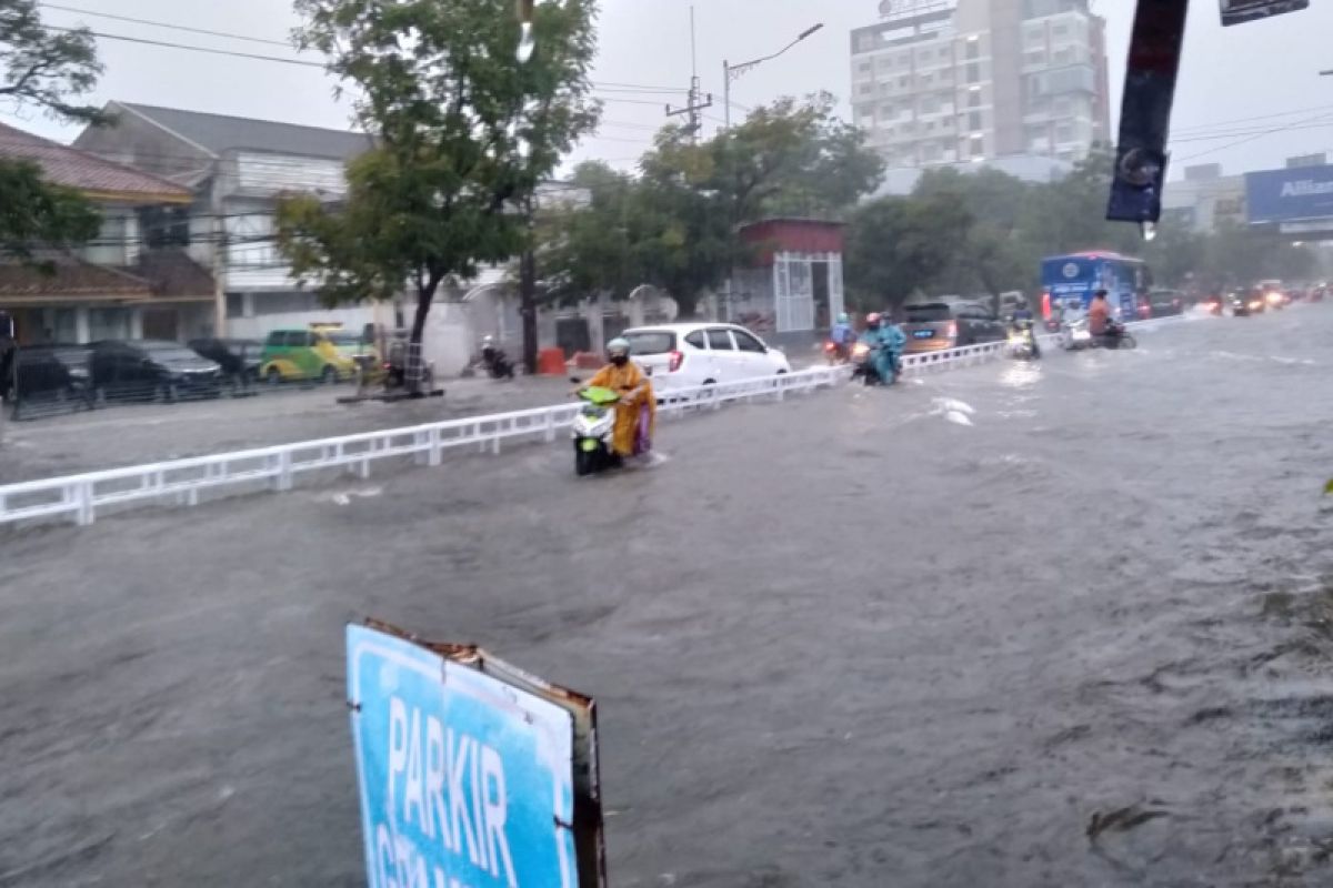 Banjir Semarang, puluhan kendaraan mogok