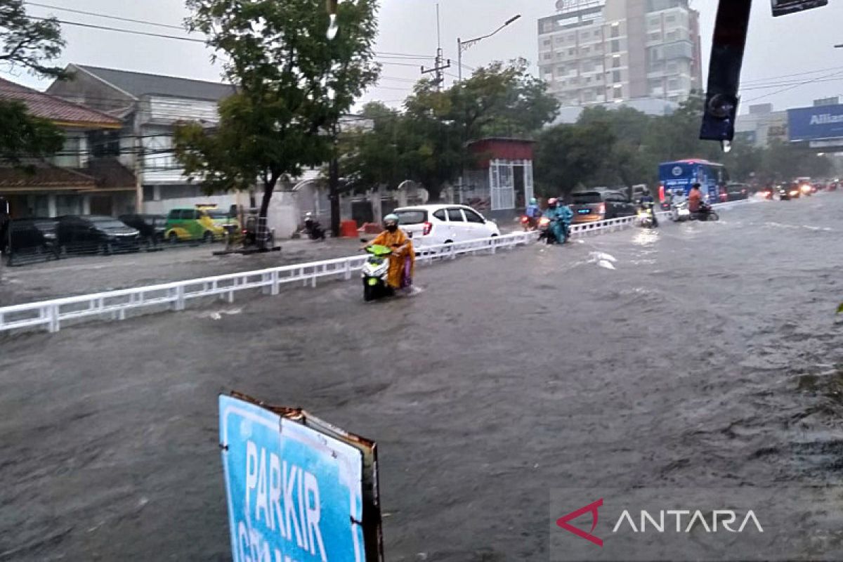 Banyak kendaraan mogok akibat banjir di Semarang