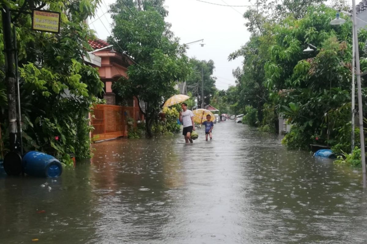 Banjir genangi Kota Semarang akibat diguyur hujan deras sejak Sabtu dini hari