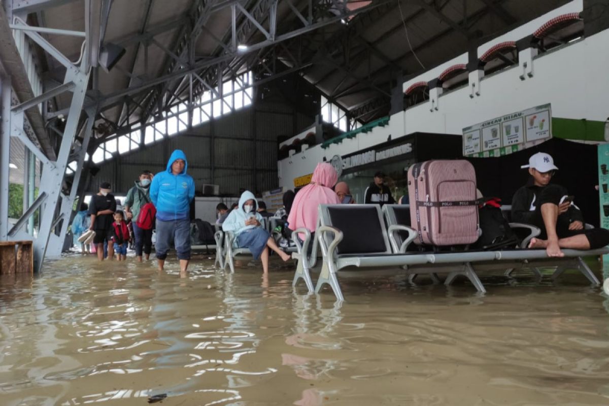 Banjir di Semarang akibatkan 12 perjalanan kereta api di jalur Utara Jateng terganggu